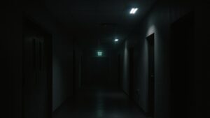 luz de emergencia LED ubicada en una salida de emergencia